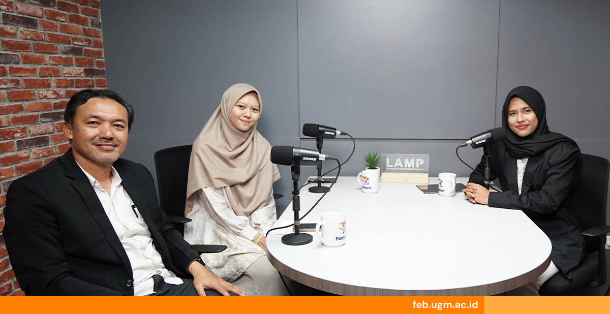 Ketua Program Studi Magister Sains Akuntansi Fu’ad Rakhman, S.E., M.Sc., Ph.D., CA.sedang memaparkan keunggulan program dalam sesi live streaming promosi