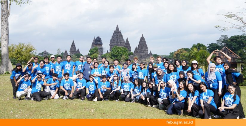 Peserta Global Summer Week 2025 mengikuti aktivitas budaya dan outbound di kompleks Candi Prambanan, Indonesia.