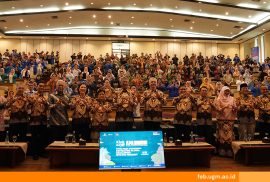 Foto bersama pembicara dan mahasiswa peserta APAFest 2025 di Kampus MM UGM Yogyakarta.