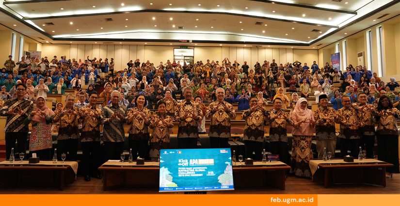 Foto bersama pembicara dan mahasiswa peserta APAFest 2025 di Kampus MM UGM Yogyakarta.