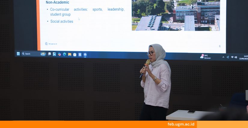 Mahasiswa FEB UGM mengikuti pelatihan persiapan studi di luar negeri untuk meningkatkan kemampuan adaptasi, wawasan lintas budaya, dan jejaring global.