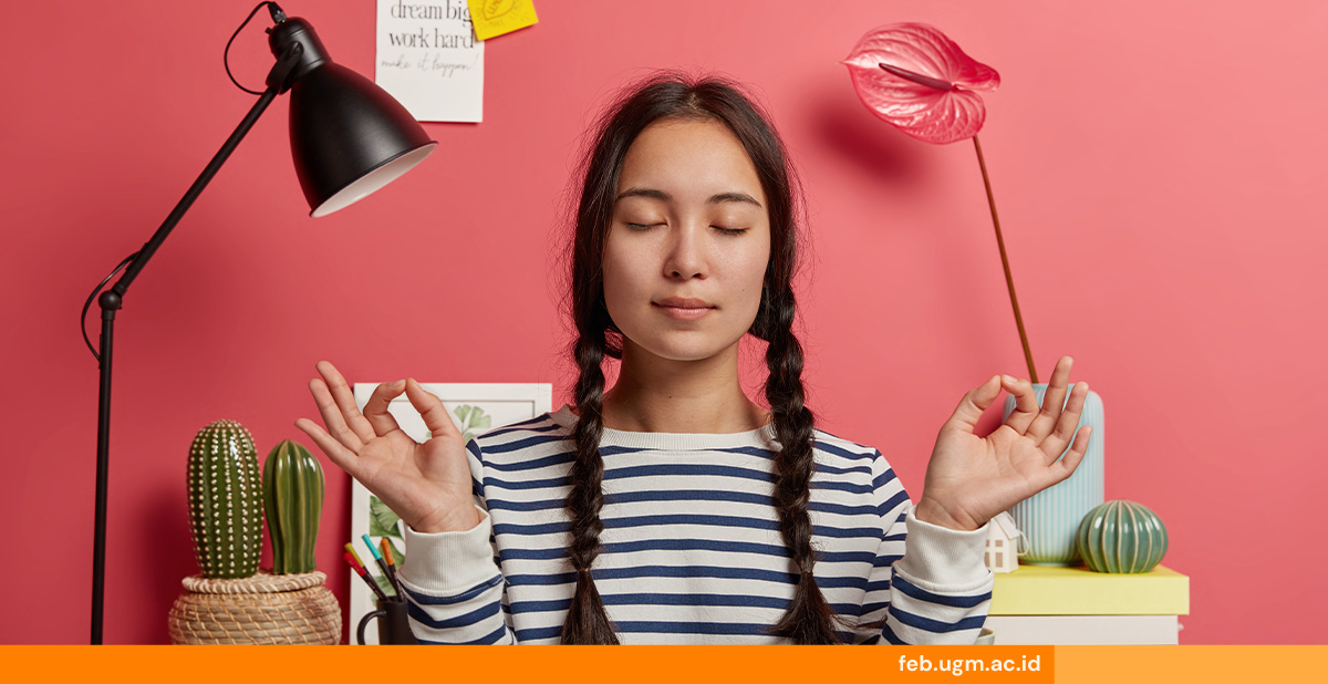 Mahasiswa duduk sendiri, mencoba menenangkan pikiran dengan tetap positif saat suasana hati sedang sedih.