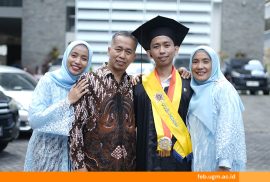 Milzam Shidqi Ismanta berfoto bersama keluarga saat wisuda di FEB UGM, merayakan kelulusannya dengan penuh rasa syukur.