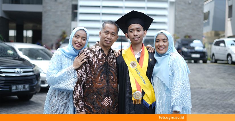 Milzam Shidqi Ismanta berfoto bersama keluarga saat wisuda di FEB UGM, merayakan kelulusannya dengan penuh rasa syukur.