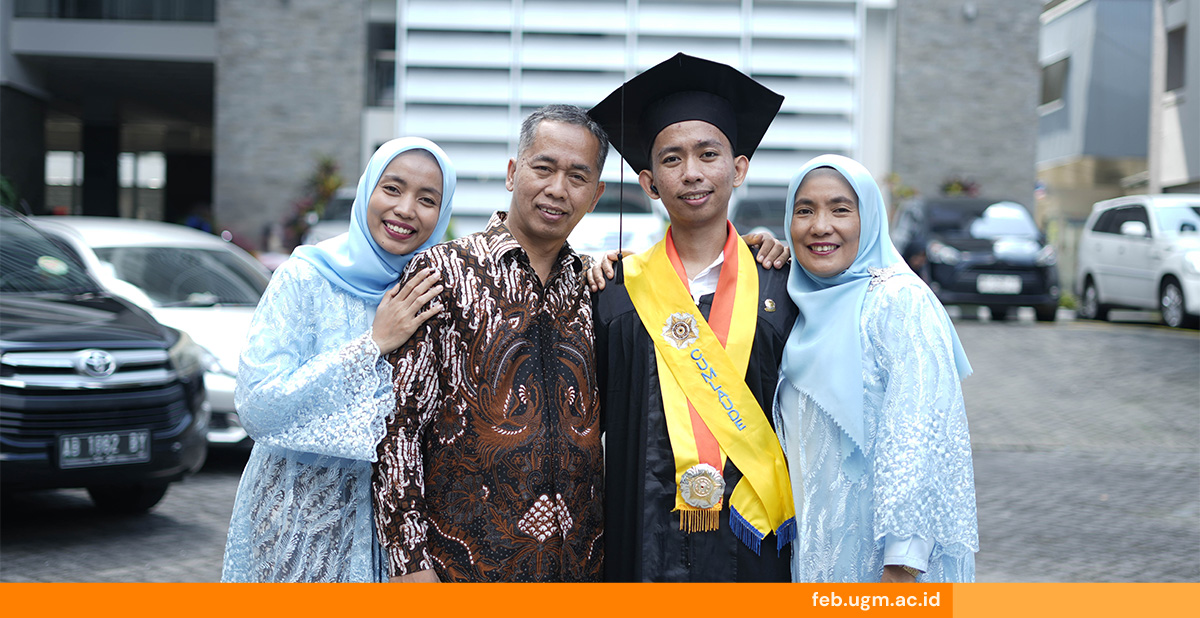Milzam Shidqi Ismanta berfoto bersama keluarga saat wisuda di FEB UGM, merayakan kelulusannya dengan penuh rasa syukur.