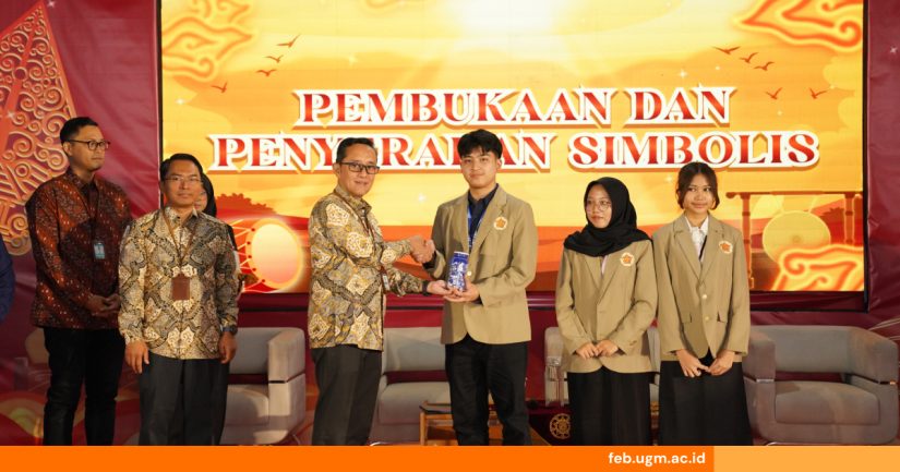 Pemberian 616 Tumbler ke Mahasiswa Baru FEB UGM