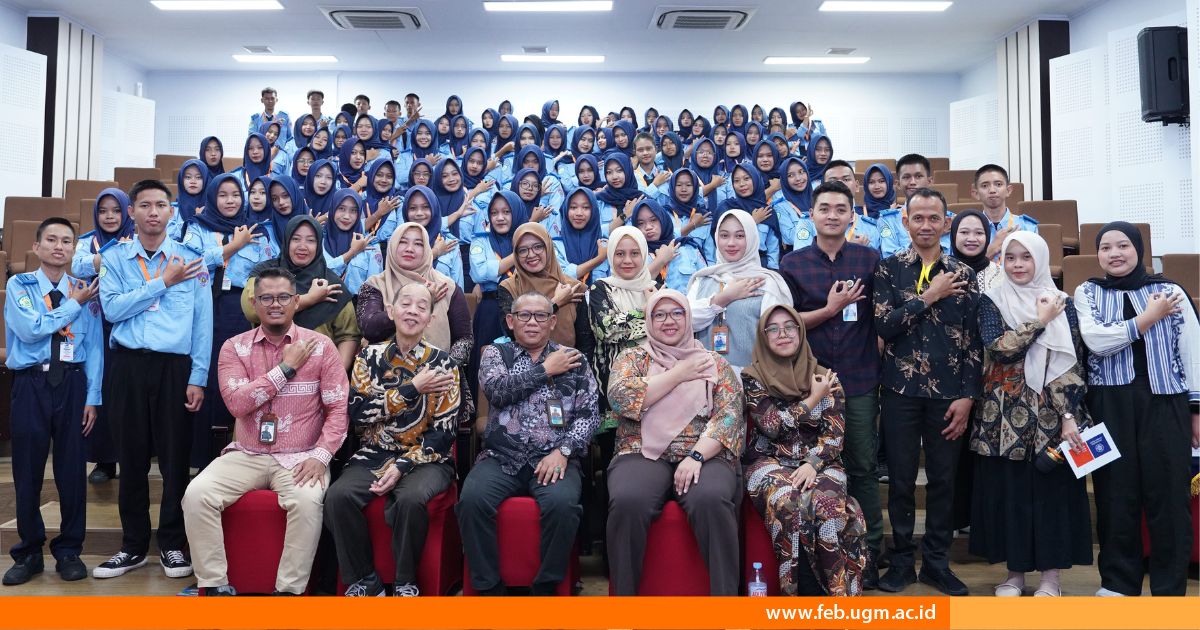 FEB UGM Bekali Siswa SMKN 1 Seputih Surabaya Wawasan Karier Bidang Akuntansi