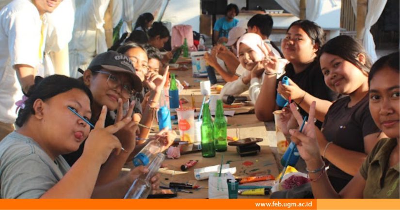 Mahasiswa FEB UGM Dorong Pengelolaan Sampah di Nusa Lembongan dengan Upcycling Botol Bekas
