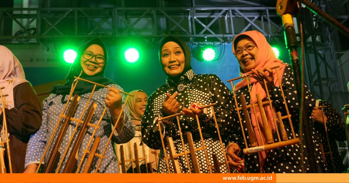 Penampilan Angklung Manise Swara UGM Meriahkan Perayaan Dies Natalis ke-71 FEB UGM